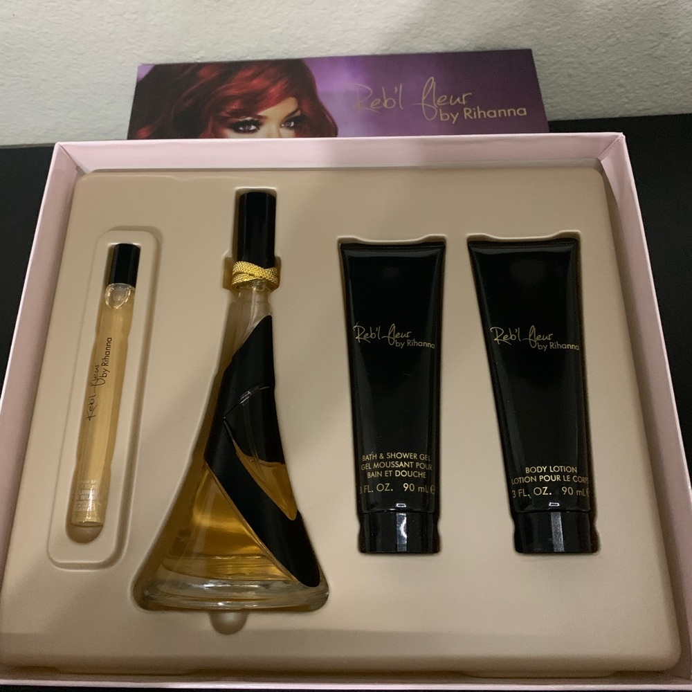 reb'l fleur by rihanna set